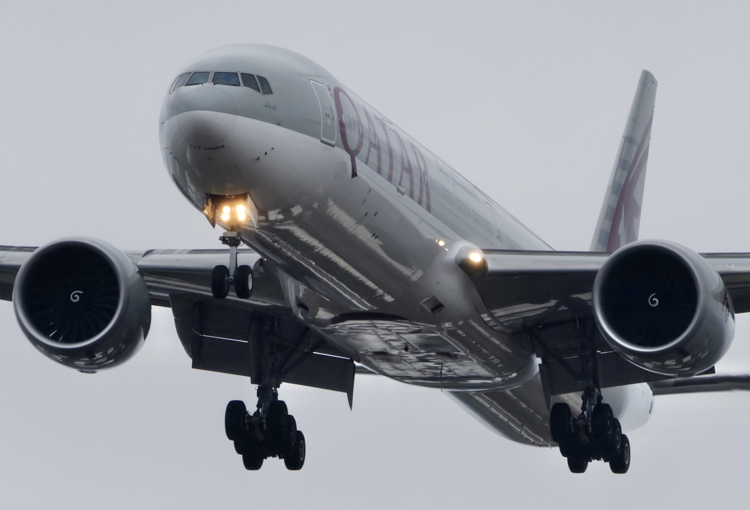 Qatar 777-300 arriving